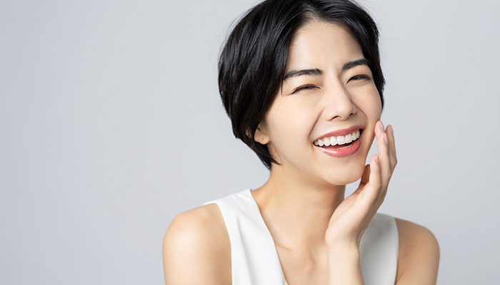 白い歯の女性
